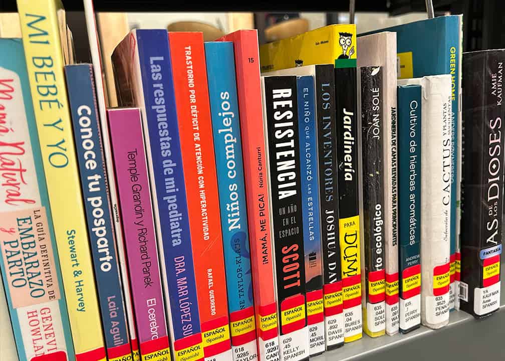 Spanish books about gardening on shelf