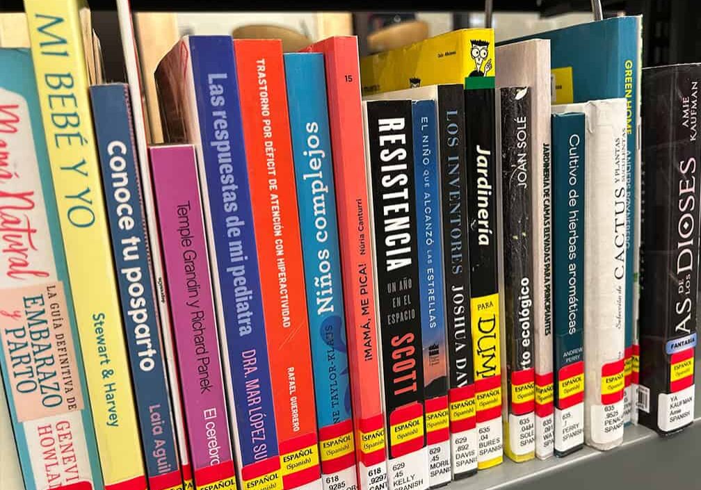 Spanish books about gardening on shelf