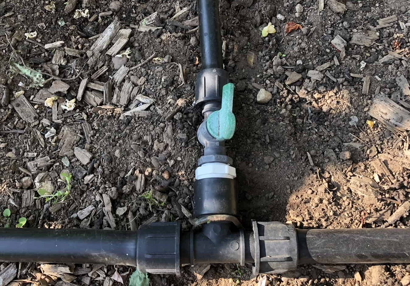 Blog2_2300 Illustration of a 3/4” mainline with an Easy Loc “T” connected to a 1/2” drip line through a control valve.
Photo by © Robert Bryan